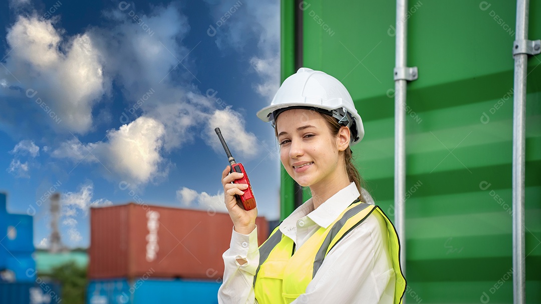 O contramestre da mulher sorri o polegar para cima ao lado da empilhadeira