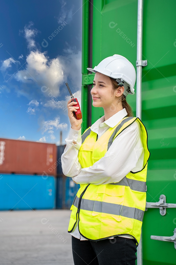 Foreman feminino fica na frente da carga do contêiner