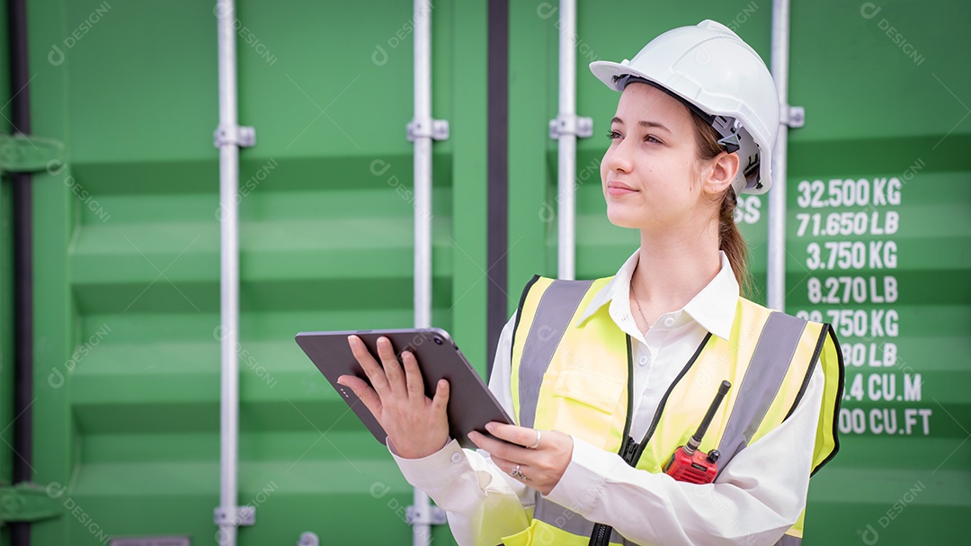 Gerente de inspetor de mulher verificando carga em contêiner de carga personalizado