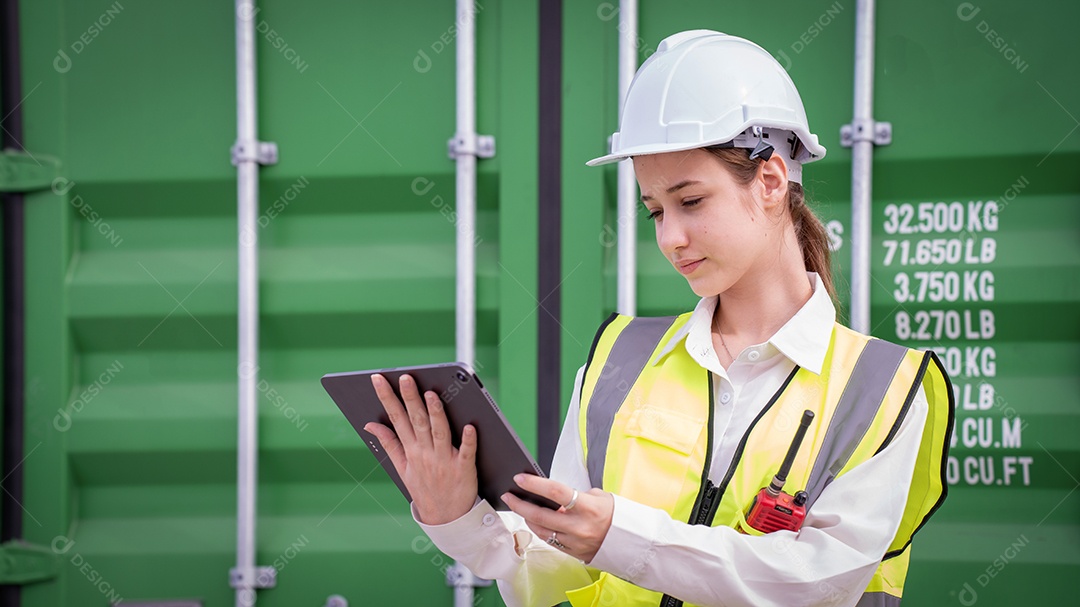 Gerente de inspetor de mulher verificando carga em contêiner de carga personalizado