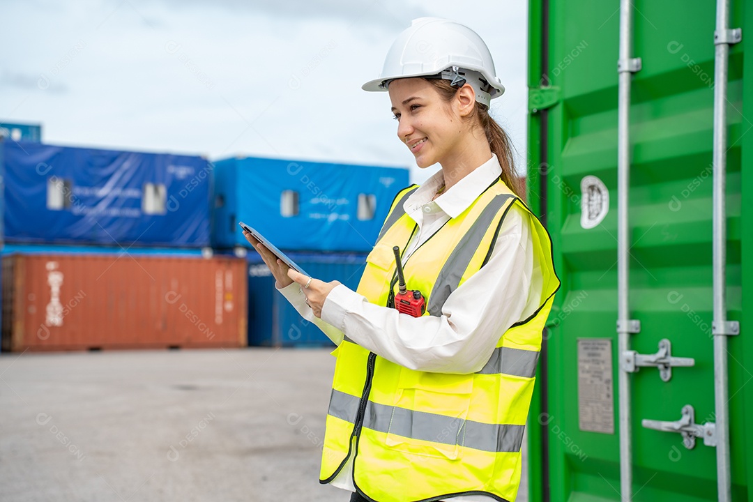 O contramestre da mulher sorri o polegar para cima ao lado da empilhadeira