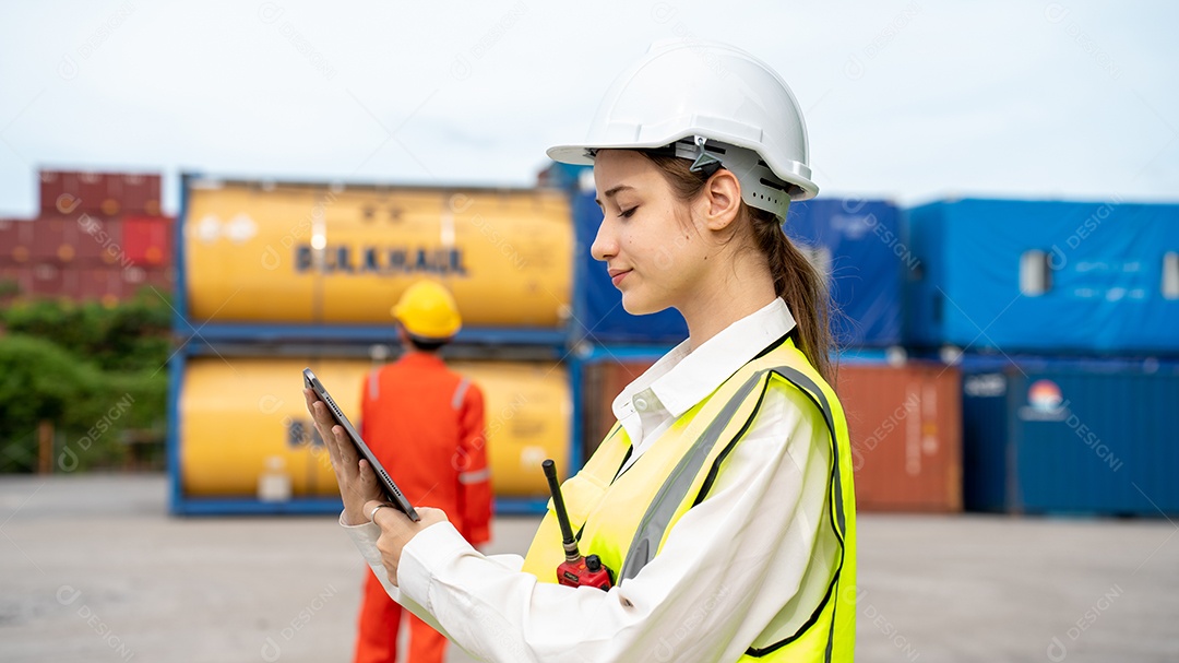 Gerente de inspetor de mulher verificando carga em contêiner de carga personalizado