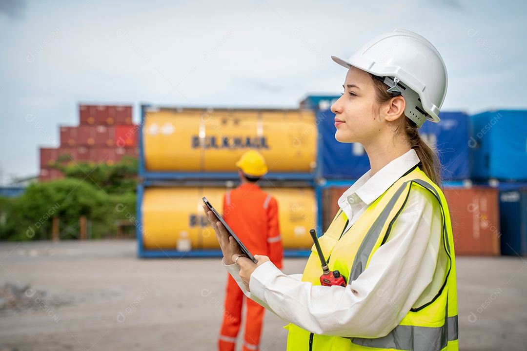 Gerente de inspetor de mulher verificando carga em contêiner de carga personalizado