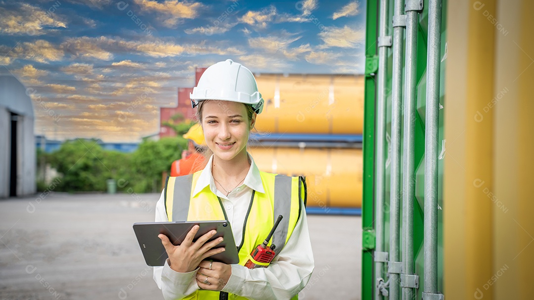 Gerente de inspetor de mulher verificando carga em contêiner de carga personalizado