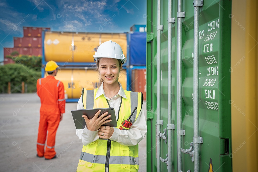 Gerente de inspetor de mulher verificando carga em contêiner de carga personalizado