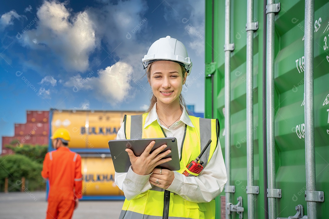 Gerente de inspetor de mulher verificando carga em contêiner de carga personalizado