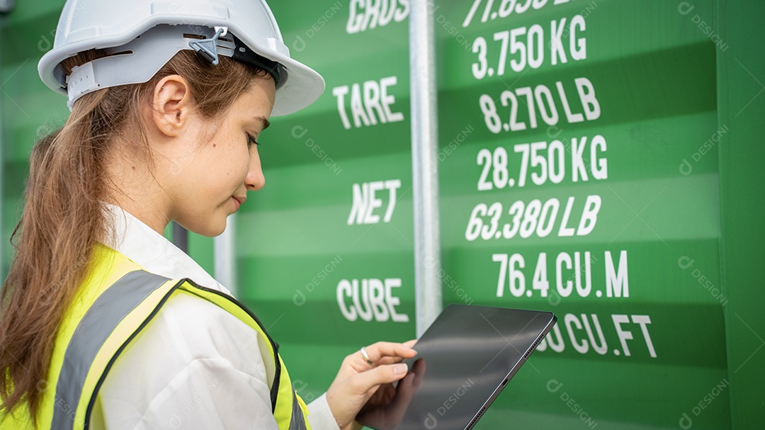 Gerente de inspetor de mulher verificando carga em contêiner de carga personalizado