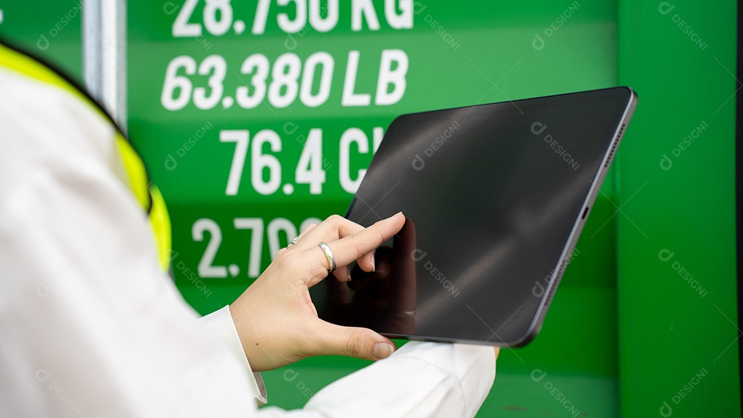 Gerente de inspetor de mulher verificando carga em contêiner de carga personalizado