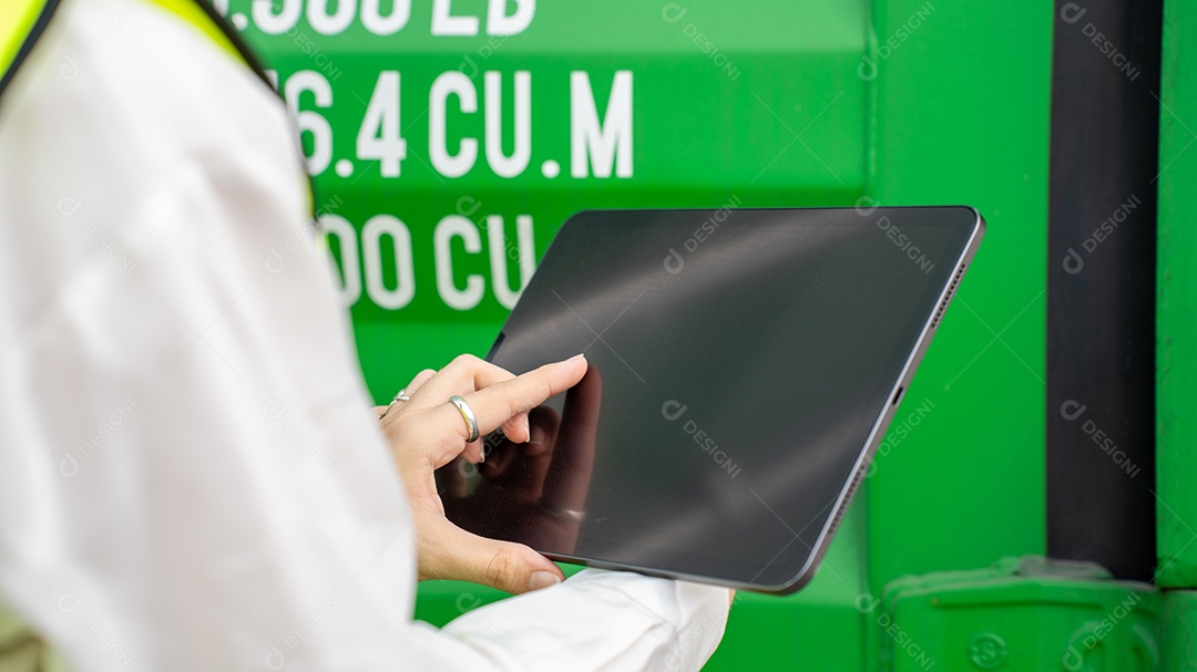 Gerente de inspetor de mulher verificando carga em contêiner de carga personalizado