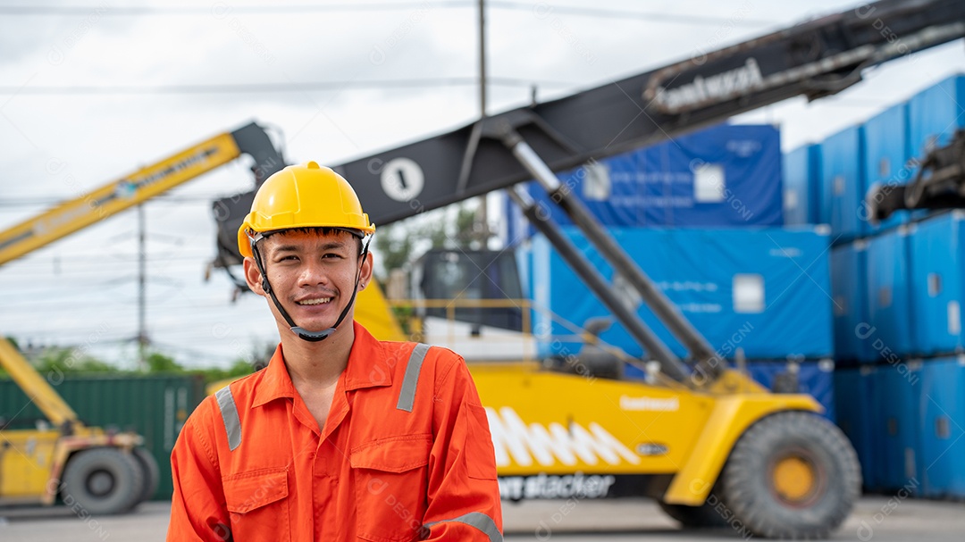 Sorriso do capataz ao lado da empilhadeira de carga no armazém no conceito de porta do Terminal Custom Container