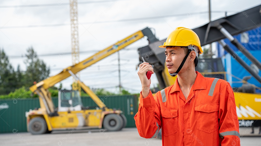 Sorriso do capataz ao lado da empilhadeira de carga no armazém no conceito de porta do Terminal Custom Container