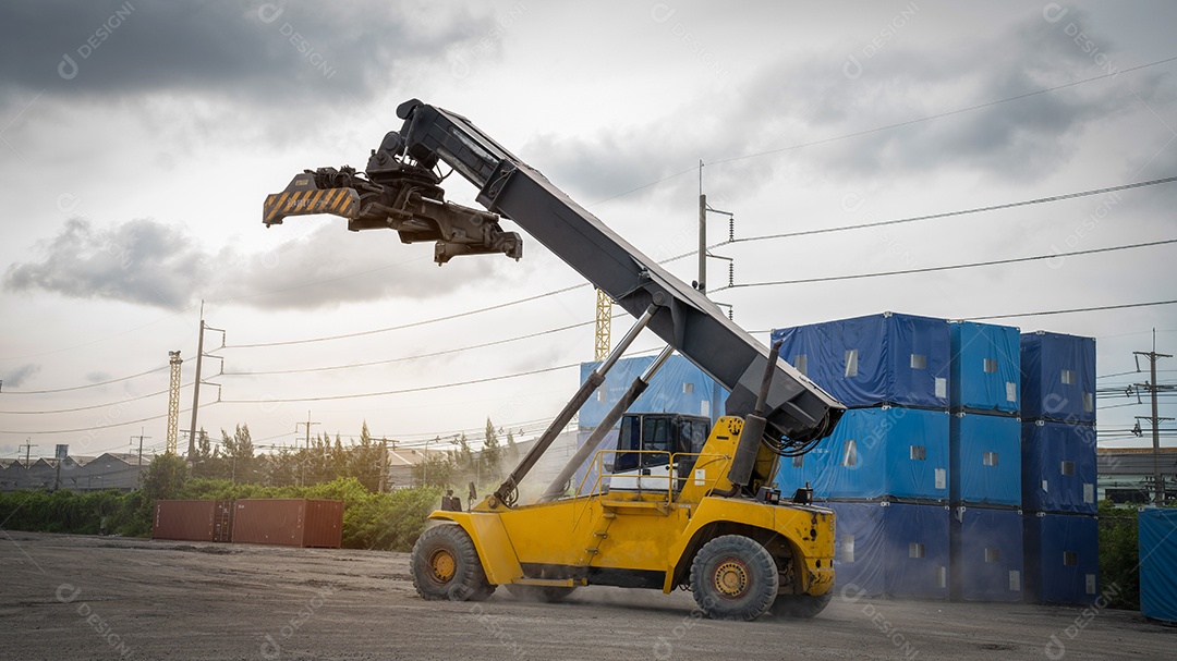 empilhadeira trabalhando no porto de carga de contêineres carregando carga