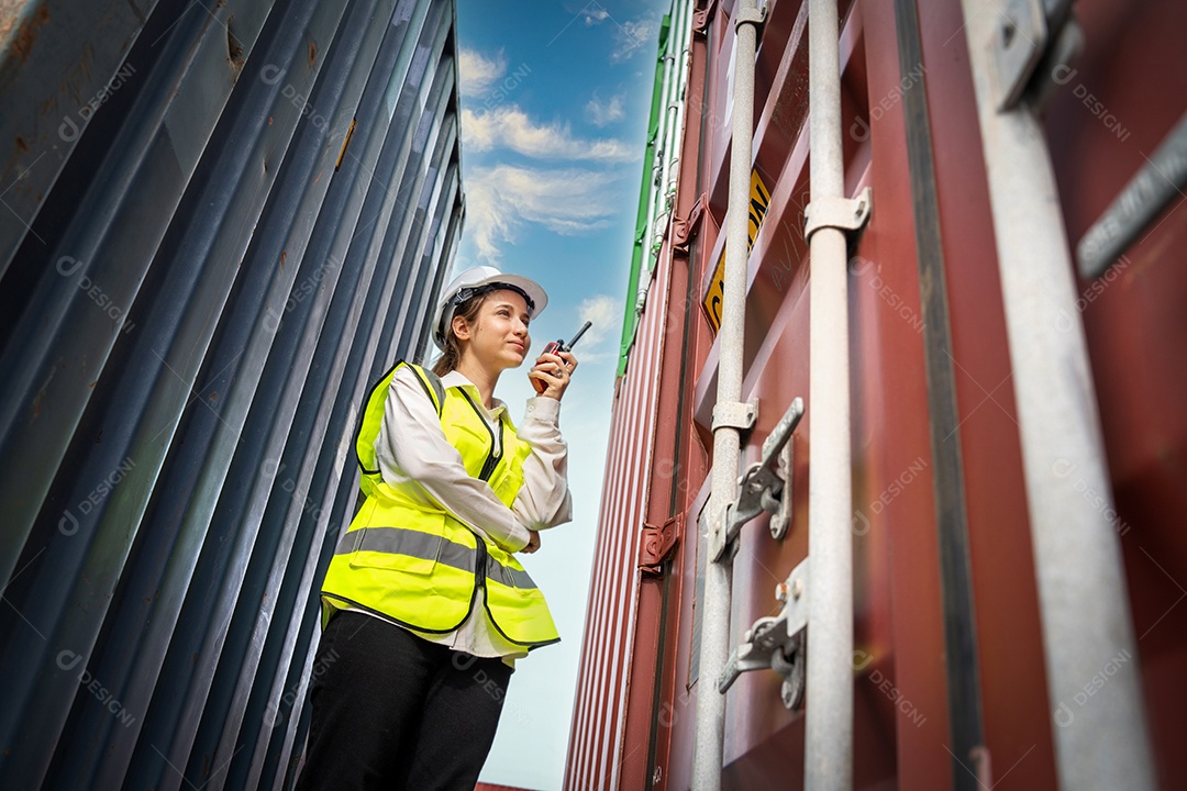 Mulher capataz sorria usando proteções frente do garfo de carga