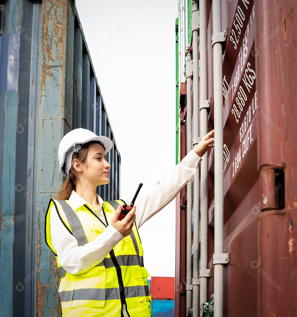Mulher capataz sorria usando proteções frente do garfo de carga