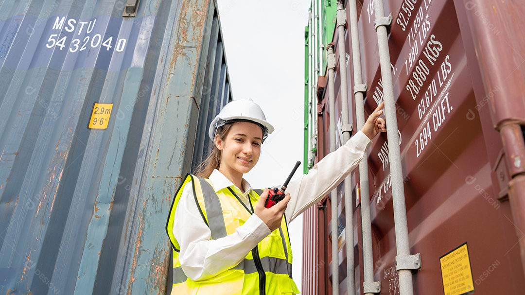 Mulher capataz sorria usando proteções frente do garfo de carga