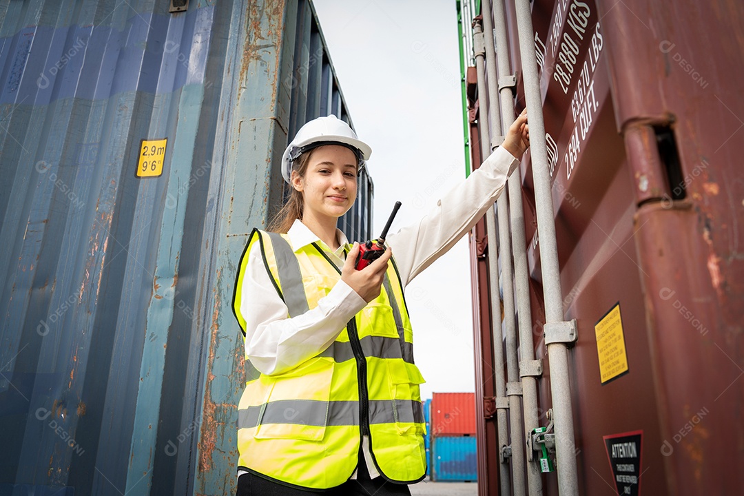 Mulher capataz sorria usando proteções frente do garfo de carga
