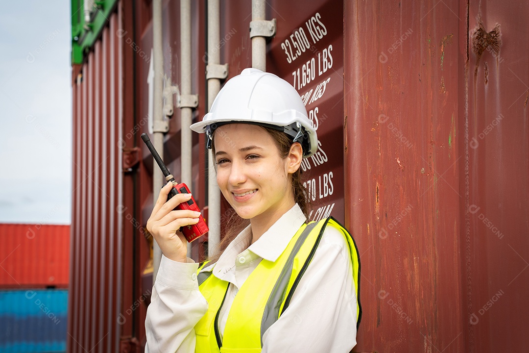 Mulher capataz sorria usando proteções frente do garfo de carga