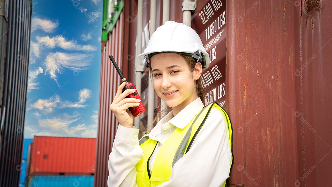 Mulher capataz sorria usando proteções frente do garfo de carga