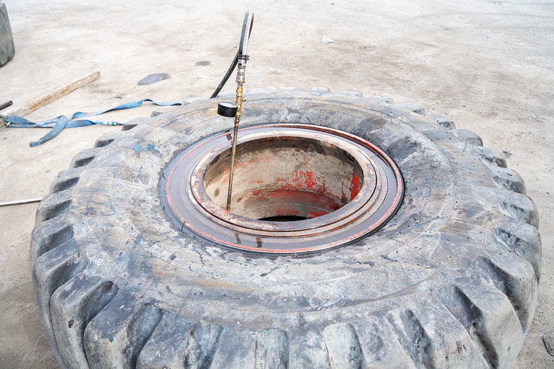 Troca de pneu de empilhadeira de carga, Conceito de manutenção Serviço logístico de transporte de seguro