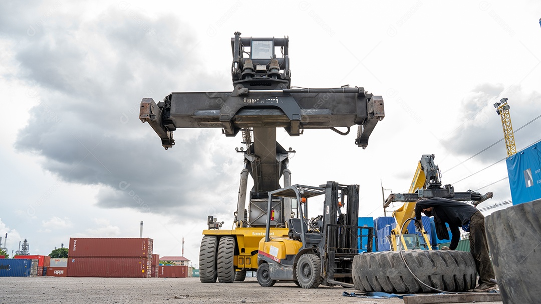 Inflar a empilhadeira de carga Big Wheel of Containers na oficina de manutenção no armazém Conceito de manutenção Serviço logístico de transporte de seguro