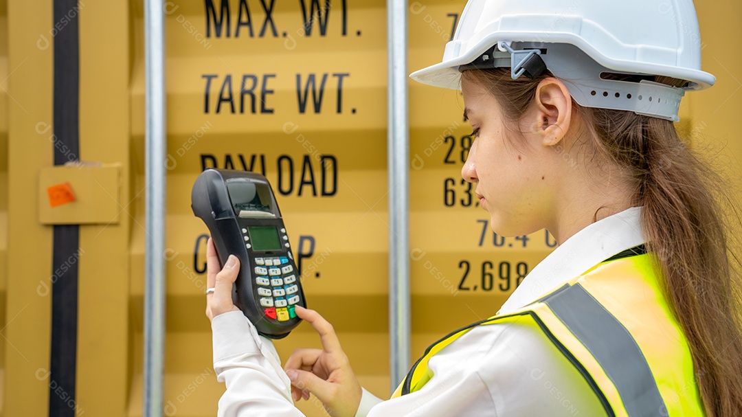 Mulher capataz e operador usando máquina de cartão de crédito para verificar o código do contêiner de carga antes do transporte de transporte logístico do conceito de exportação e importação, verificando o armazém de carga
