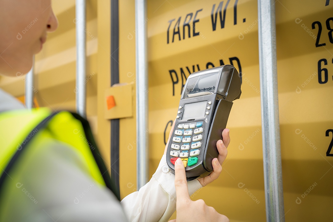 Mulher capataz e operador usando máquina de cartão de crédito para verificar o código do contêiner de carga antes do transporte de transporte logístico do conceito de exportação e importação, verificando o armazém de carga