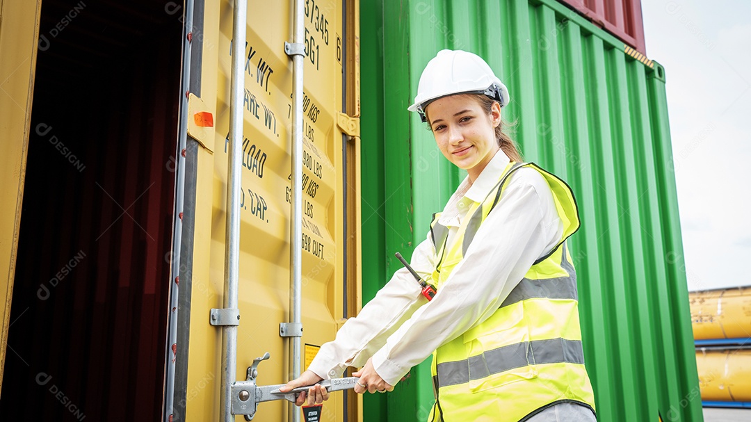 Mulher capataz e operador usando máquina de cartão de crédito para verificar o código do contêiner de carga antes do transporte de transporte logístico do conceito de exportação e importação, verificando o armazém de carga