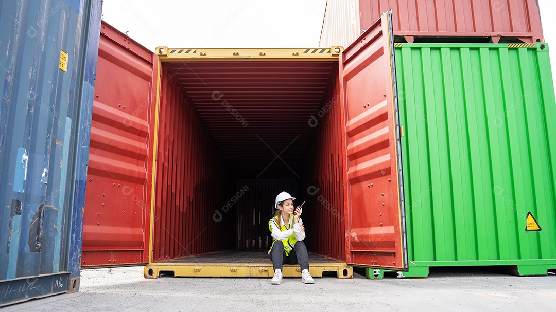 Sorriso mulher capataz gerente beber café, formato em v reflexivo.