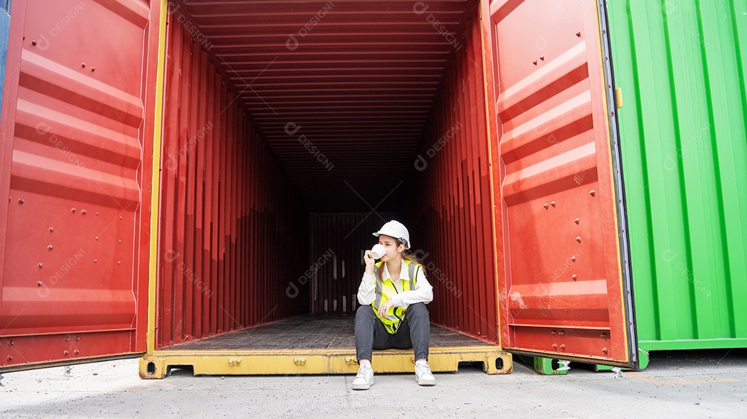 Sorriso mulher capataz gerente beber café, formato em v reflexivo.