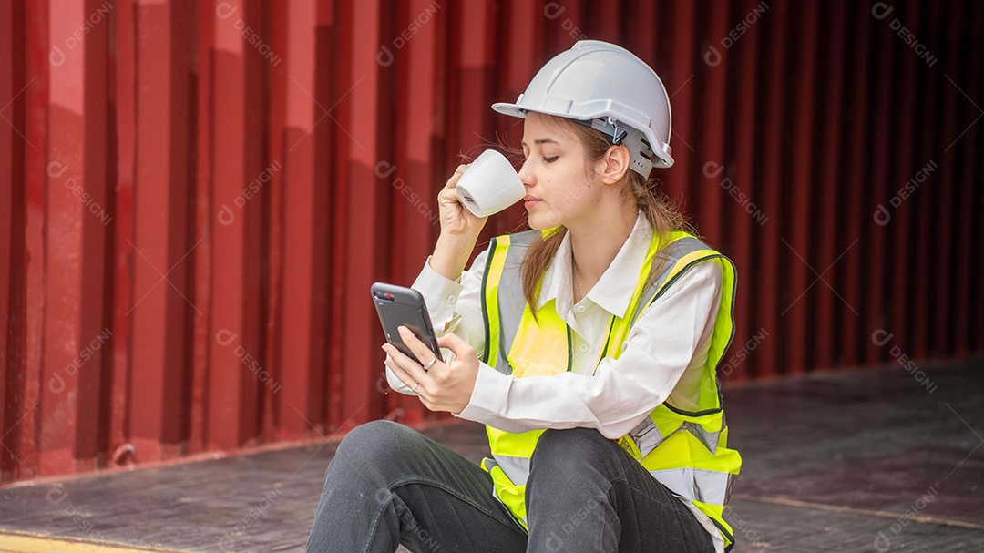 Sorriso mulher capataz gerente beber café, formato em v reflexivo.