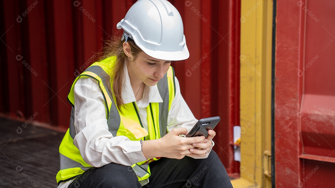 Gerente de mulher usando tablet para verificar o código do contêiner de carga.