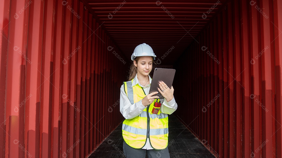 O sorriso do capataz da mulher senta-se dentro do recipiente de carga no armazém