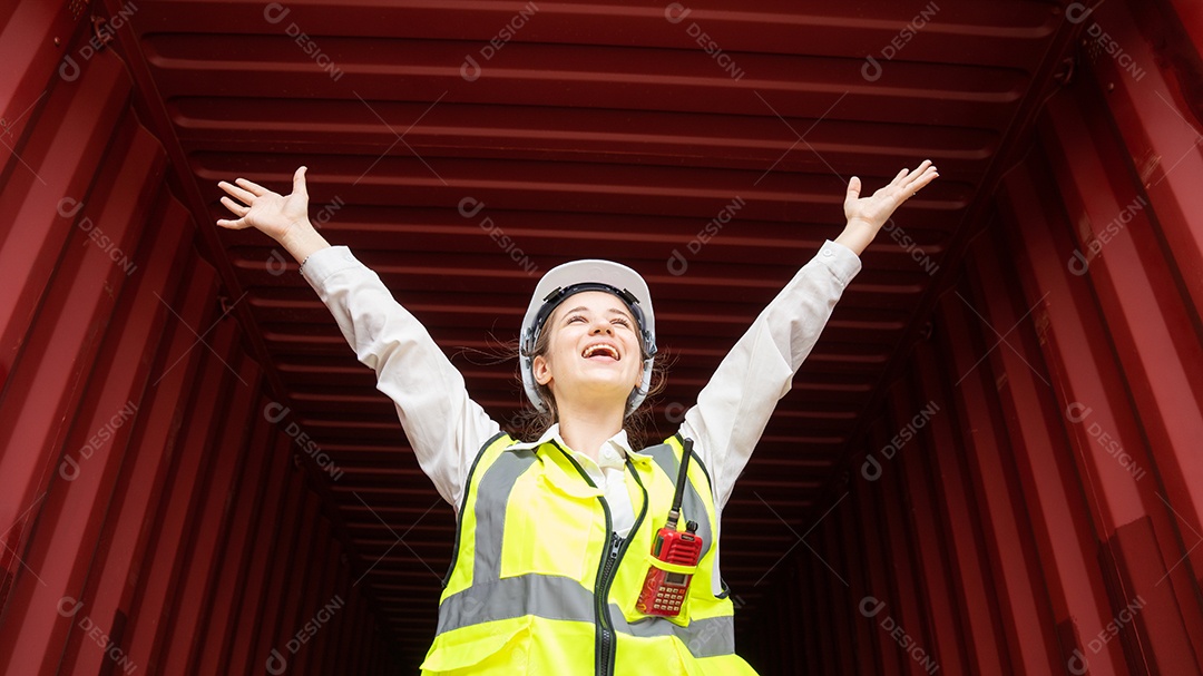 O recipiente de carga do gerente da senhora do sucesso mostra a mão.