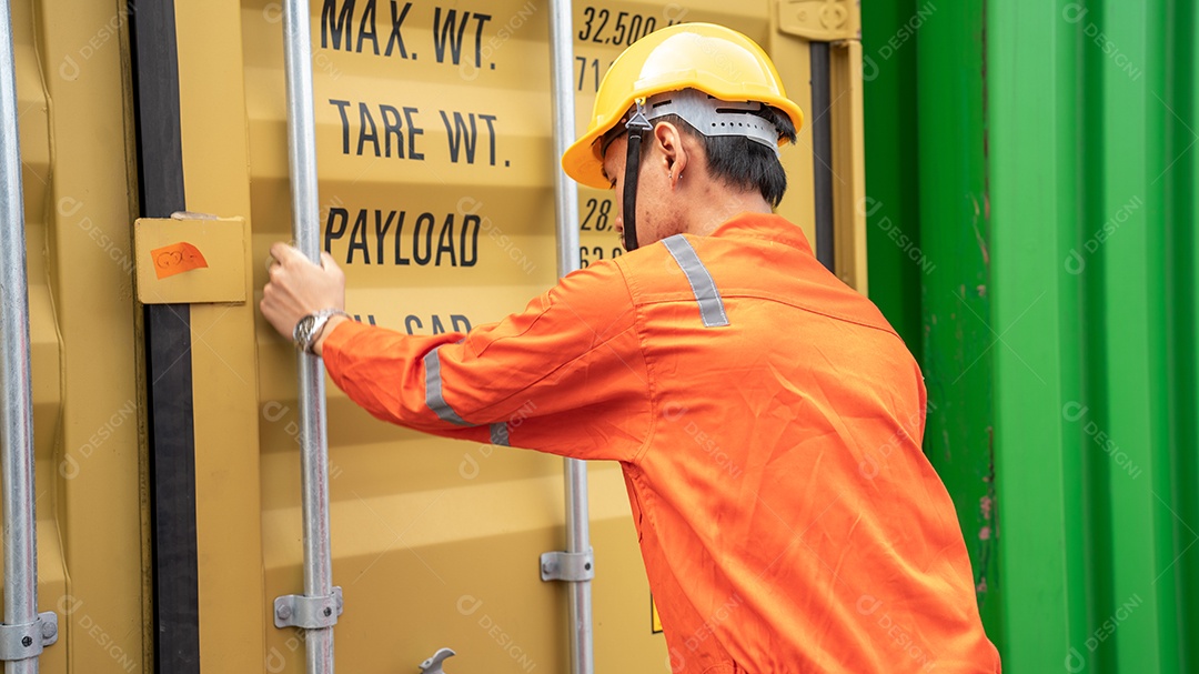 O supervisor do inspetor abre a porta de carga para check-in.