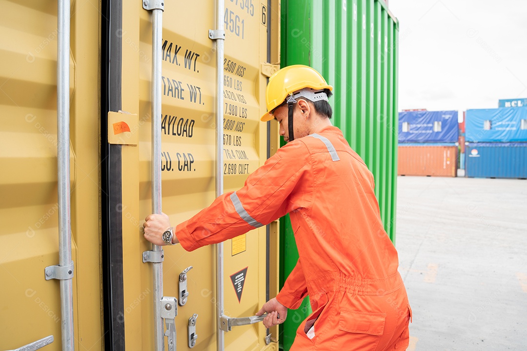 O supervisor do inspetor abre a porta de carga para check-in.