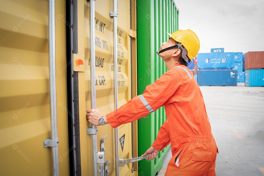 O supervisor do inspetor abre a porta de carga para check-in.