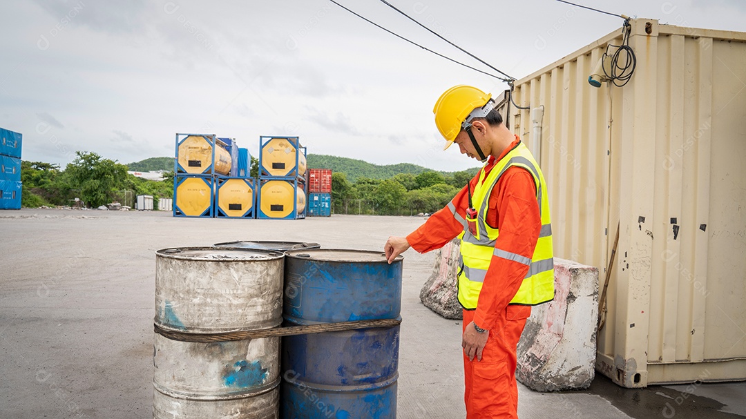 Capataz verificando o lubrificante no antigo tanque galão na loja do armazém.