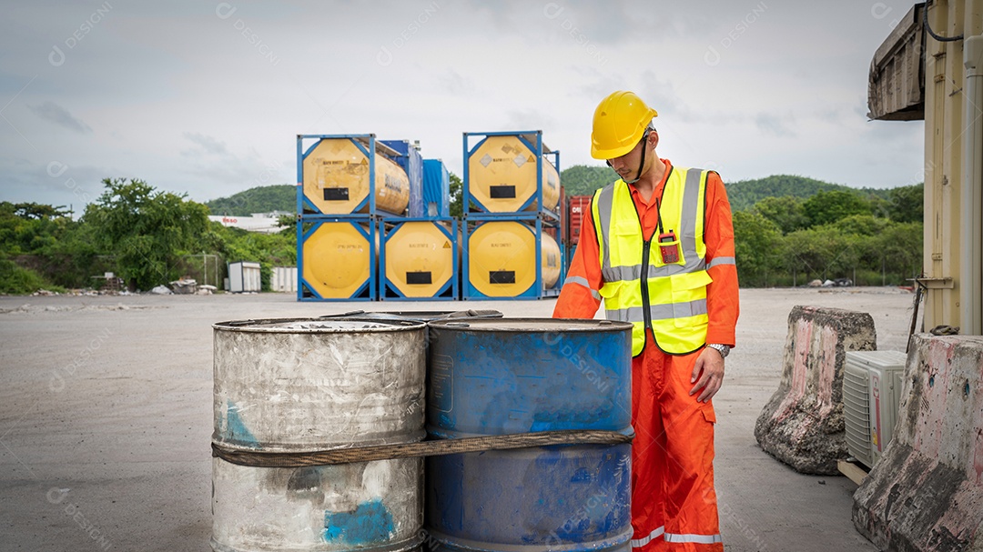 Capataz verificando o lubrificante no antigo tanque galão na loja do armazém.