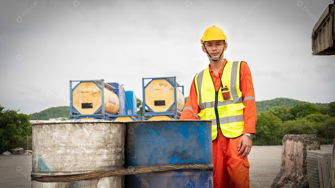 Capataz verificando o lubrificante no antigo tanque galão na loja do armazém.
