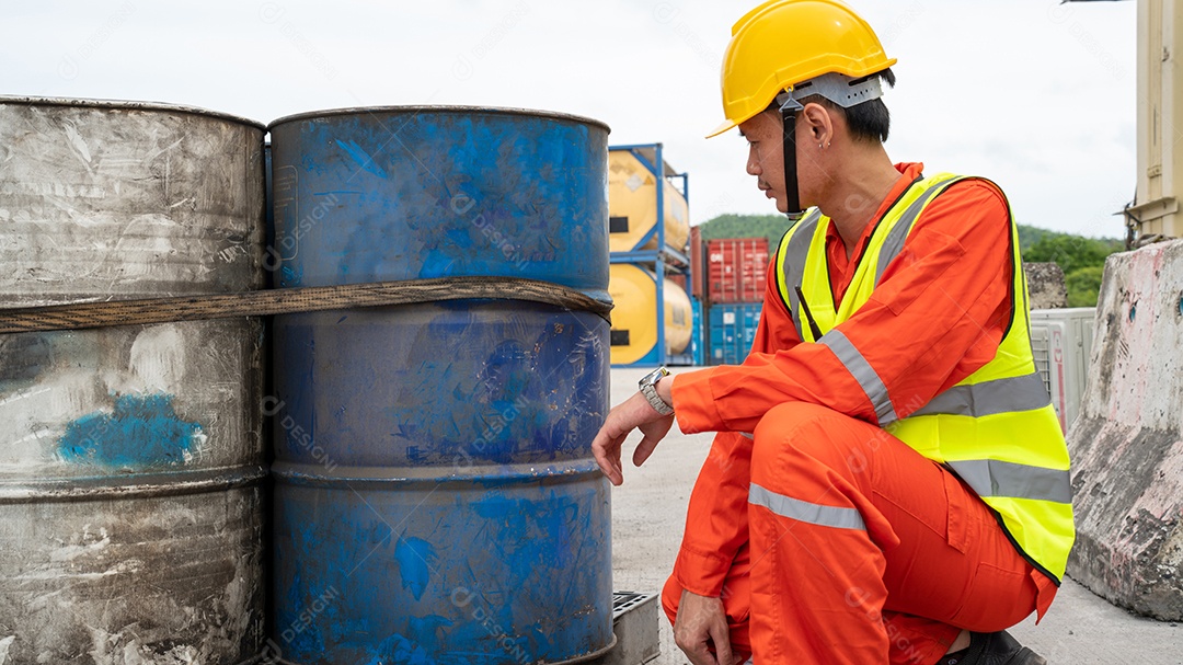 Capataz verificando o lubrificante no antigo tanque galão na loja do armazém.