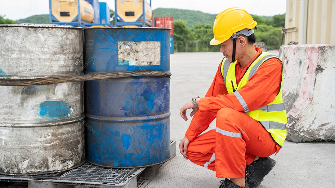Capataz verificando o lubrificante no antigo tanque galão na loja do armazém.