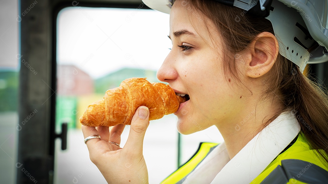 Sorriso mulher capataz gerente em colete refletivo jaqueta de segurança.
