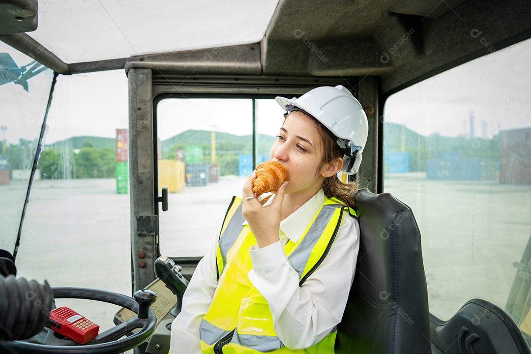 Sorriso mulher capataz gerente em colete refletivo jaqueta de segurança.
