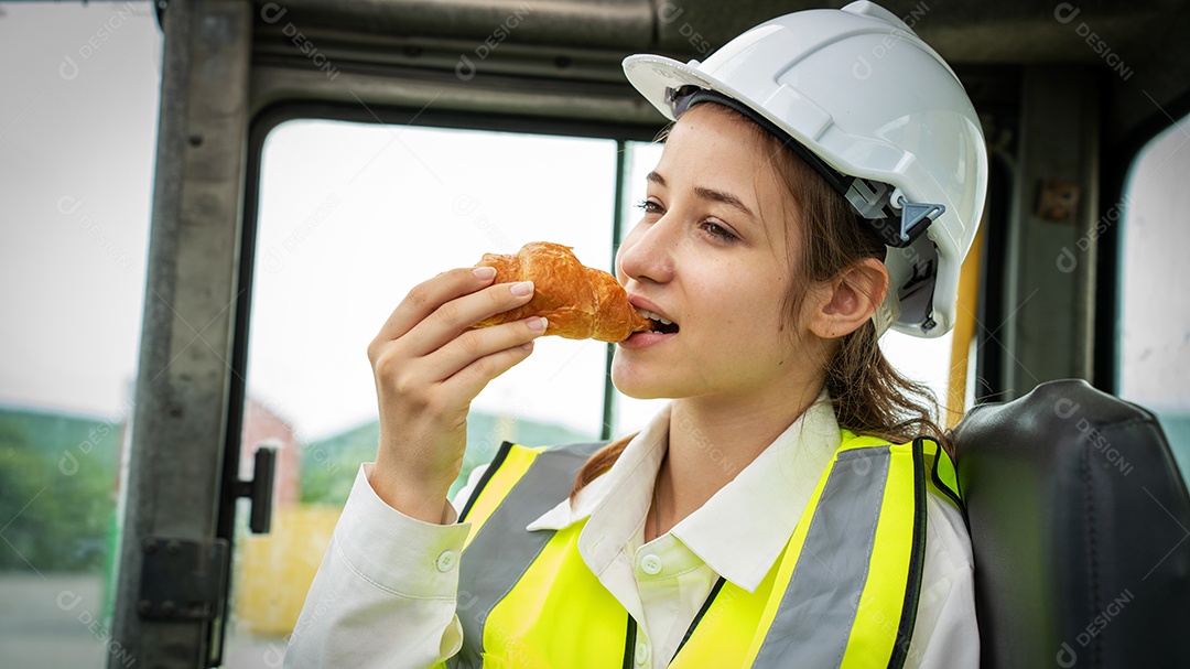 Sorriso mulher capataz gerente em colete refletivo jaqueta de segurança.