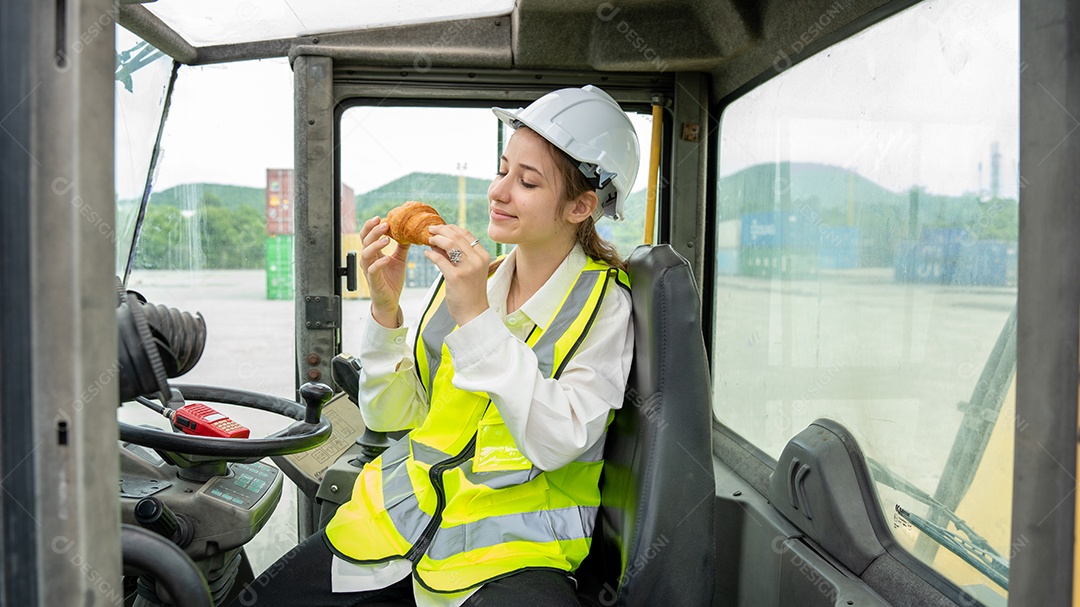 Sorriso mulher capataz gerente em colete refletivo jaqueta de segurança.