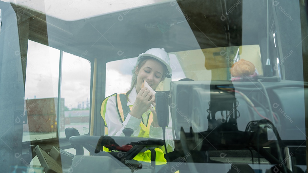 Sorriso mulher capataz gerente em colete refletivo jaqueta de segurança.