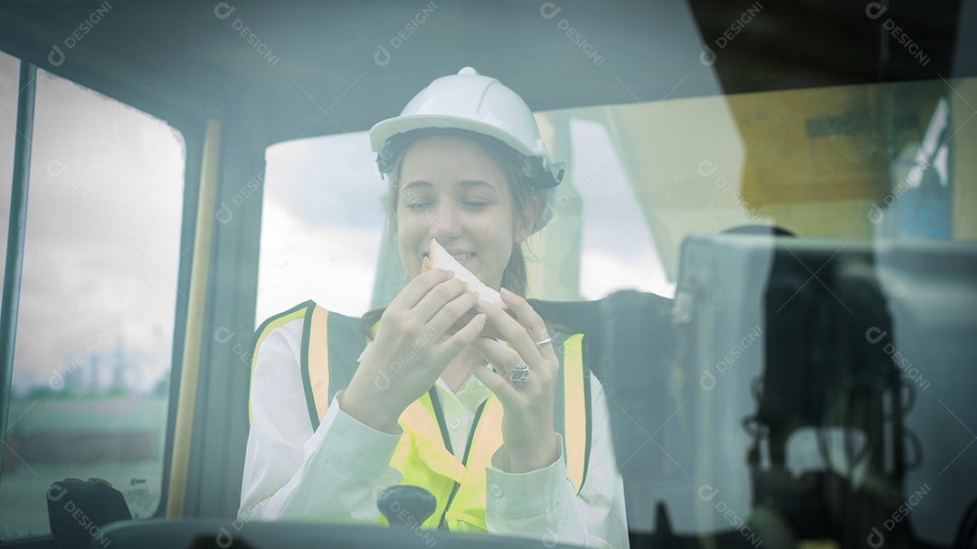 Sorriso mulher capataz gerente em colete refletivo jaqueta de segurança.