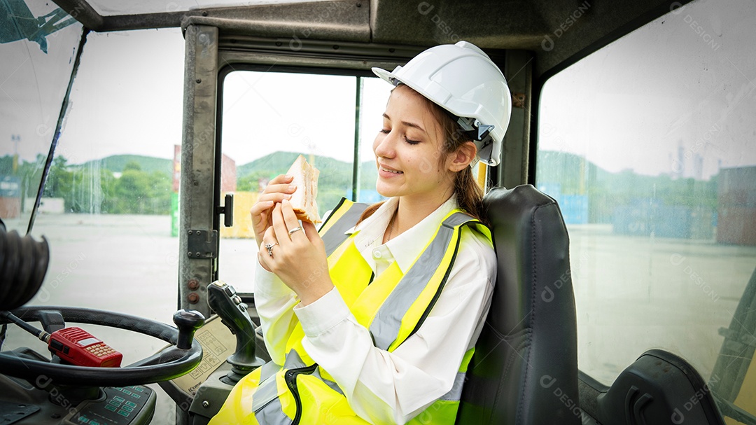 Sorriso mulher capataz gerente em colete refletivo jaqueta de segurança.