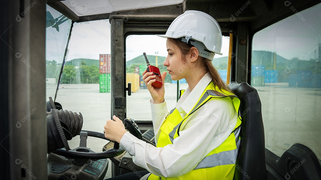 Feminino dirige uma empilhadeira de carga de contêiner de empilhadeira.