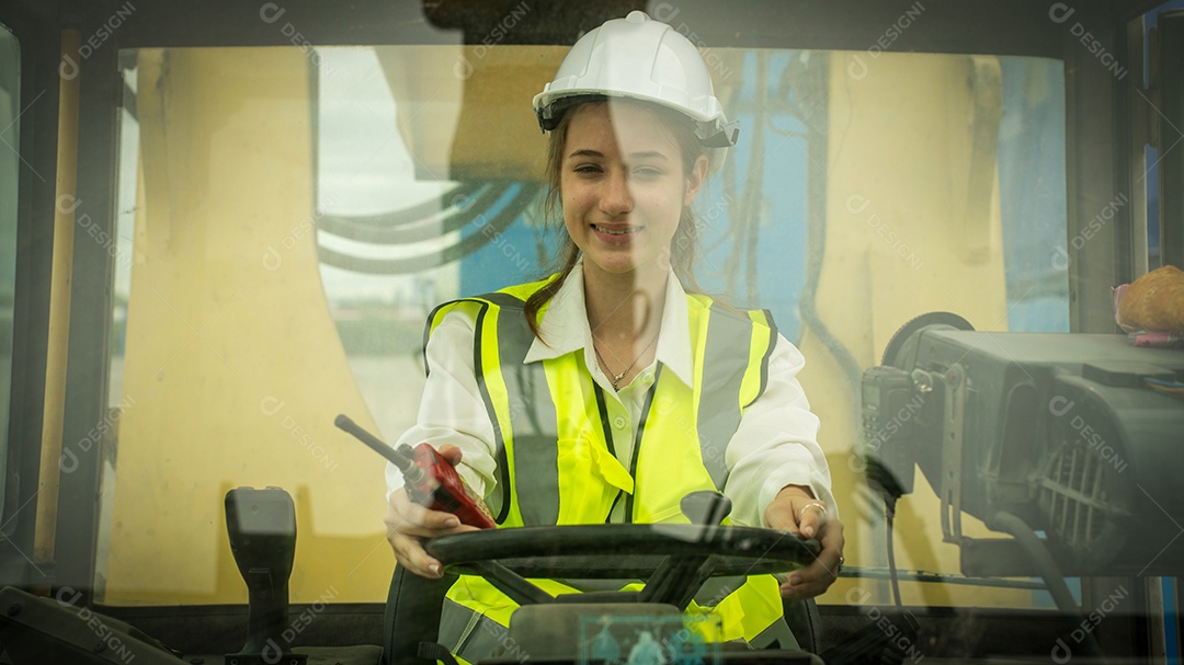 Feminino dirige uma empilhadeira de carga de contêiner de empilhadeira.